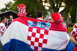Hrvatski nogometni navijači prije utakmice između Hrvatske i Škotske